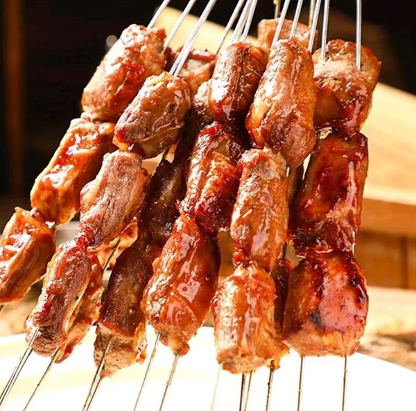 Jinzhou barbecue has its unique techniques of dipping, brushing, sprinkling, grilling, and flipping